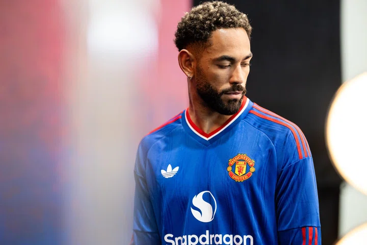 Matheus Cunha in Manchester United's blue away kit